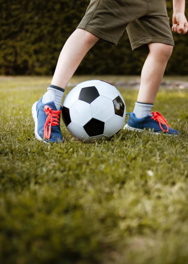 Går dit barn til fodbold? Køb dem fodbold pokaler